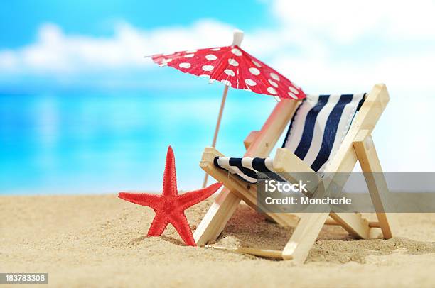 Leżak Na Plaży - zdjęcia stockowe i więcej obrazów Parasolka do drinków - Parasolka do drinków, Atol, Bez ludzi