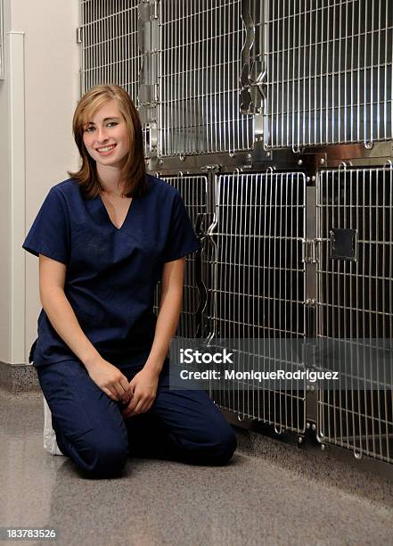 Ветеринарные Медсестра — стоковые фотографии и другие картинки Ветеринарная клиника - Ветеринарная клиника, Клетка - ограниченное пространство, Беспорядок