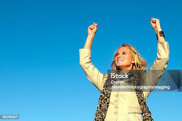 Felice Giovane Donna Gioiosa - Fotografie stock e altre immagini di Adulto - Adulto, Allegro, Applaudire