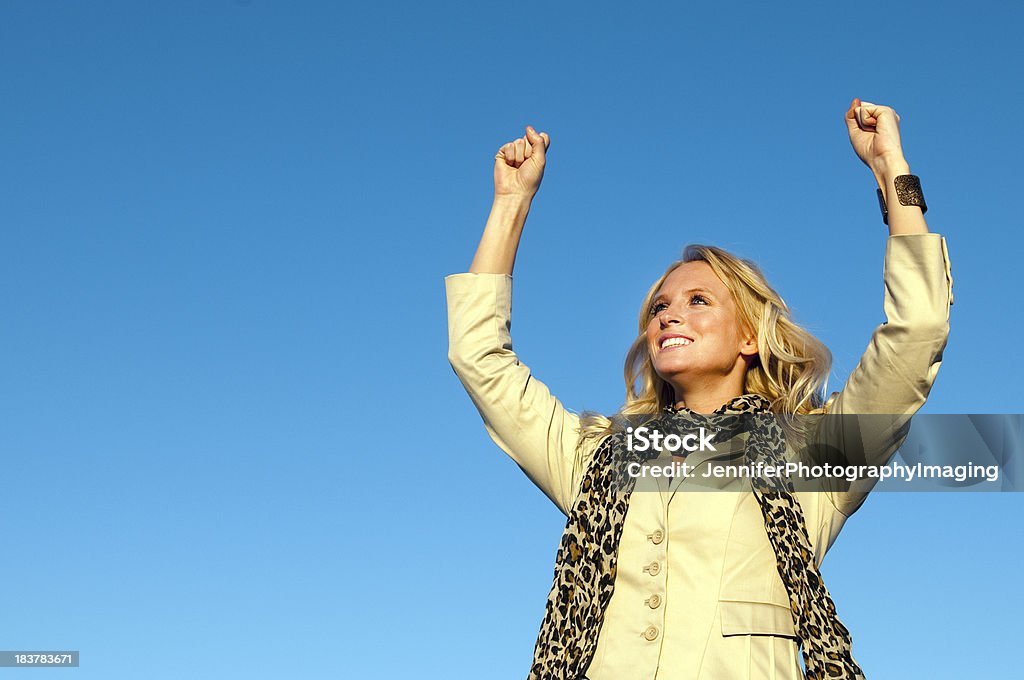 Счастливая молодая женщина, радость - Стоковые фото Аплодировать роялти-фри