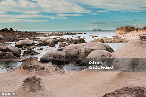Yeliou Geopark Costa Foto de stock y más banco de imágenes de Acantilado - Acantilado, Aire libre, Arrastrero