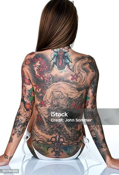 Mulher Com Tattooed Costas - Fotografias de stock e mais imagens de Corpo humano - Corpo humano, Tatuagem, Costas