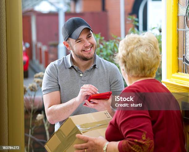 Courier Entrega Pacote De Gran - Fotografias de stock e mais imagens de 20-29 Anos - 20-29 Anos, 70 anos, Adulto