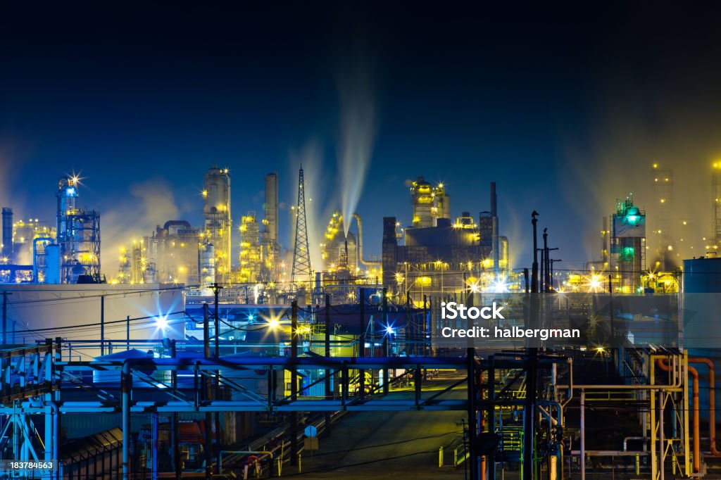 Colorido complejo de refinería de noche - Foto de stock de California libre de derechos