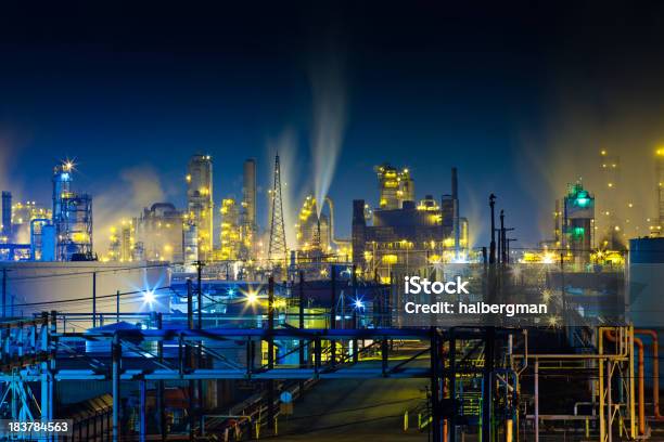 Rafineria Złożone W Nocy Kolorowe - zdjęcia stockowe i więcej obrazów Noc - Noc, Przemysł, Stan Kalifornia