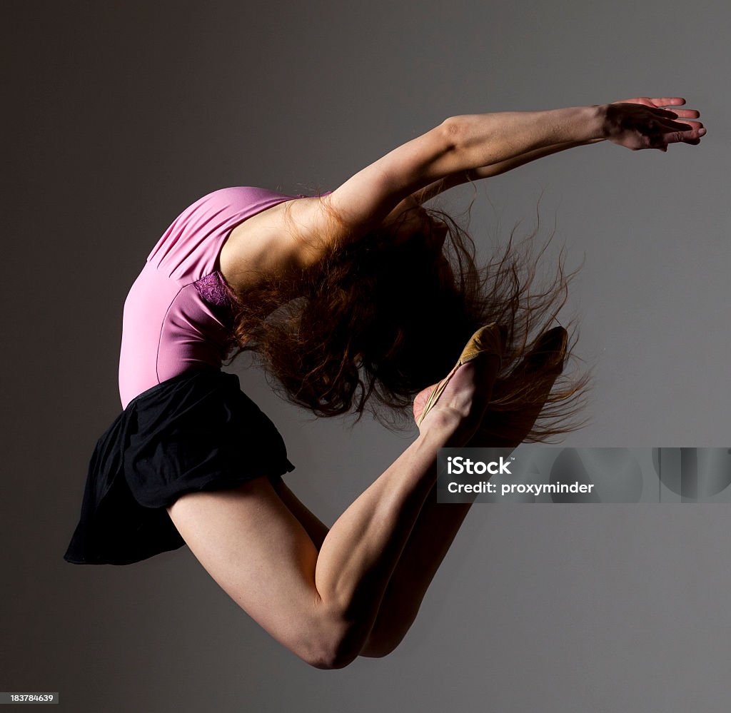 Tancerz na szarym tle - Zbiór zdjęć royalty-free (Akrobata)