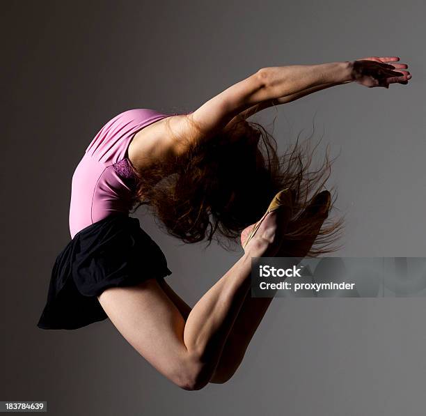 Tancerz Na Szarym Tle - zdjęcia stockowe i więcej obrazów Akrobata - Akrobata, Balet, Baletnica