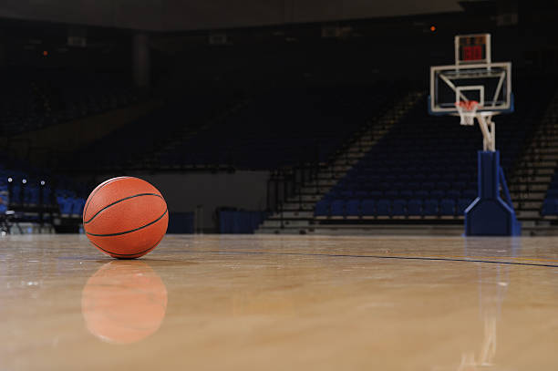 ball et terrain de basket-ball - basketball floor basketball court hardwood floor photos et images de collection