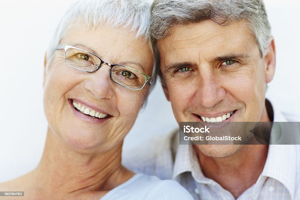 Retrato de primer plano de la foto de una pareja madura - Foto de stock de 40-49 años libre de derechos