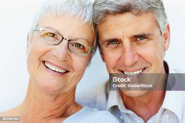 Retrato De Primer Plano De La Foto De Una Pareja Madura Foto de stock y más banco de imágenes de 40-49 años