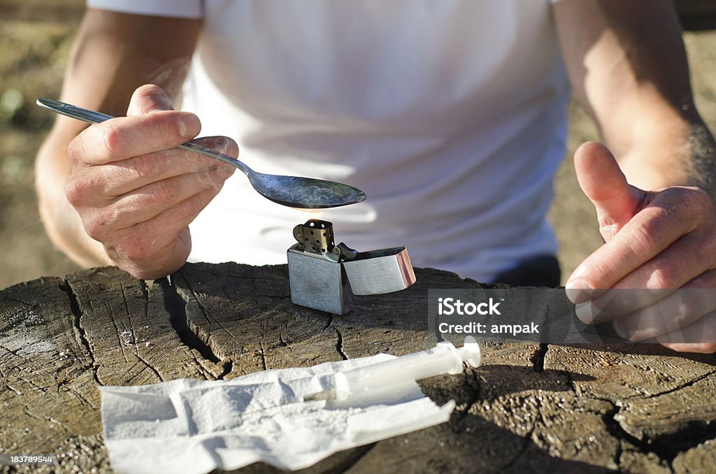 Homem aquecimento crack em uma colher - Foto de stock de Anfetamina royalty-free