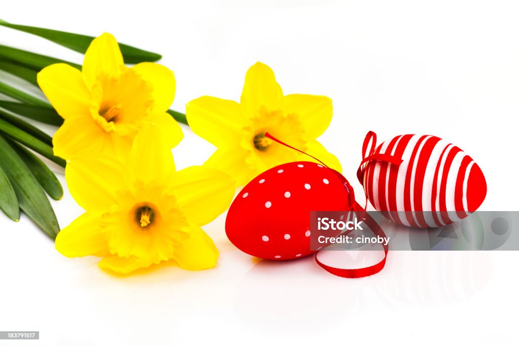 Ovos de Páscoa com narcisos - Foto de stock de Amarelo royalty-free