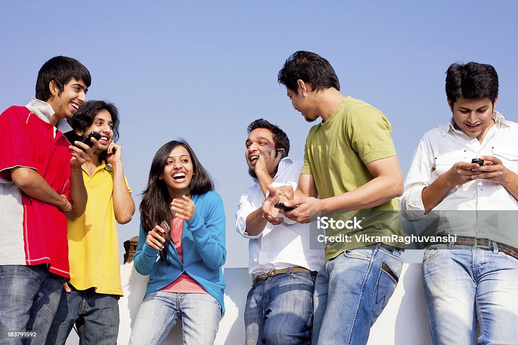 Indischen Freunden Menschen sprechen auf Handy SMS-Spaß - Lizenzfrei 20-24 Jahre Stock-Foto