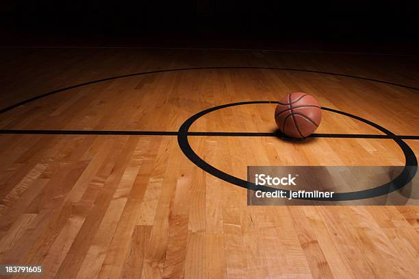 Centro De La Pista De Bolas Foto de stock y más banco de imágenes de Baloncesto - Baloncesto, Deporte, Fotografía - Imágenes