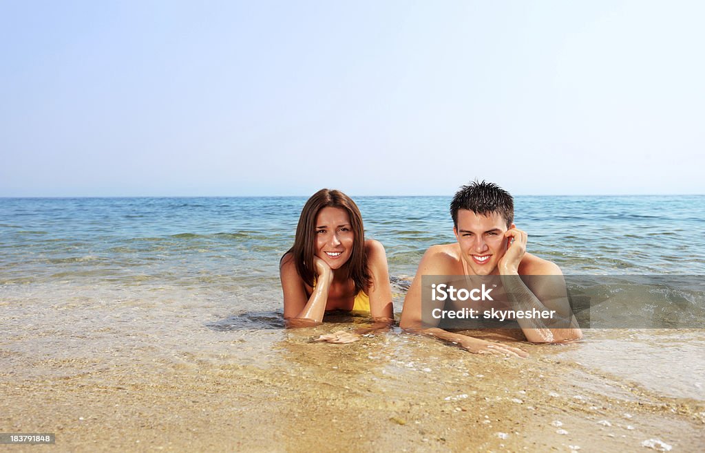 Couple en amour de soleil sur la côte de la mer. - Photo de Adulte libre de droits