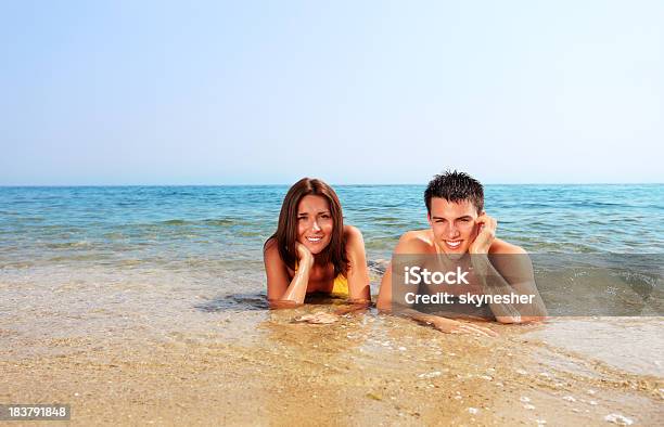 Photo libre de droit de Couple En Amour De Soleil Sur La Côte De La Mer banque d'images et plus d'images libres de droit de Adulte - Adulte, Amitié, Amour