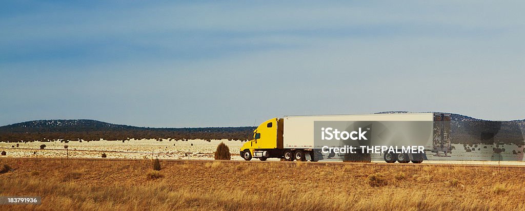 semi-truck en la autopista - Foto de stock de Aire libre libre de derechos