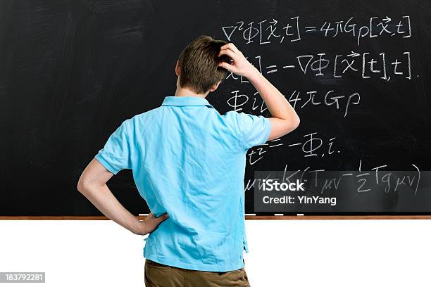 ティーンエイジャースチューデント掻くヘッドポンダリング黒板に数学関数のスクール形式 - 混乱のストックフォトや画像を多数ご用意 - 混乱, 頭を掻く, 後ろ姿
