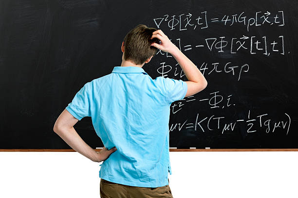 십대 학생 긁음 헤드, pondering 수학 공식이 on 교실에 칠판 - scratching head 뉴스 사진 이미지
