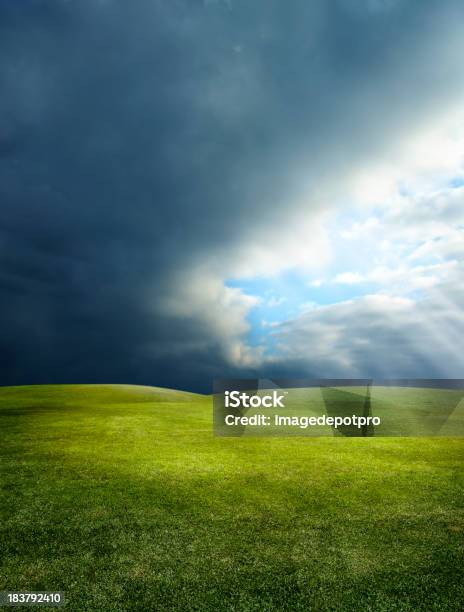 Зеленый Ландшафт И Солнечный Луч — стоковые фотографии и другие картинки Гроза - Гроза, Буря, Торнадо