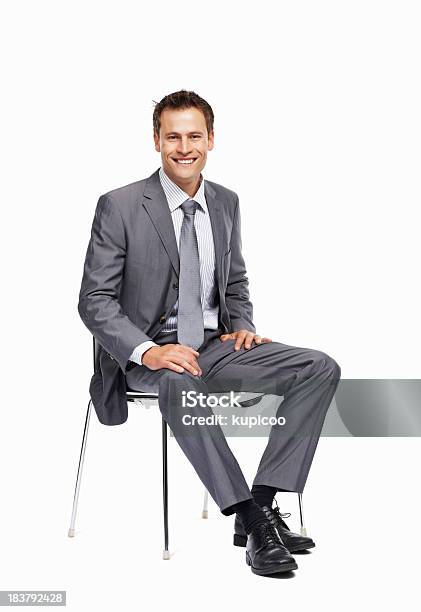 Uomo Daffari Seduto Su Una Sedia Sorridente - Fotografie stock e altre immagini di Completo - Completo, Sedia, Stare seduto