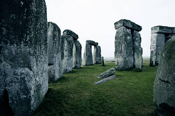 nebbia mattina a stonehenge - stonehenge ancient civilization religion archaeology foto e immagini stock