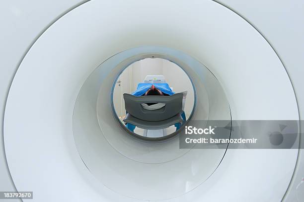 Mann Bekommen Tomography Scan Stockfoto und mehr Bilder von PET-Scan - PET-Scan, Magnetresonanztomograph, Tunnel