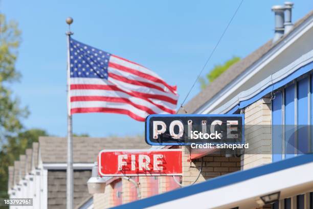 Огонь И Полиции Знак С Американским Флагом — стоковые фотографии и другие картинки Огонь - Огонь, Полиция, Полицейский участок