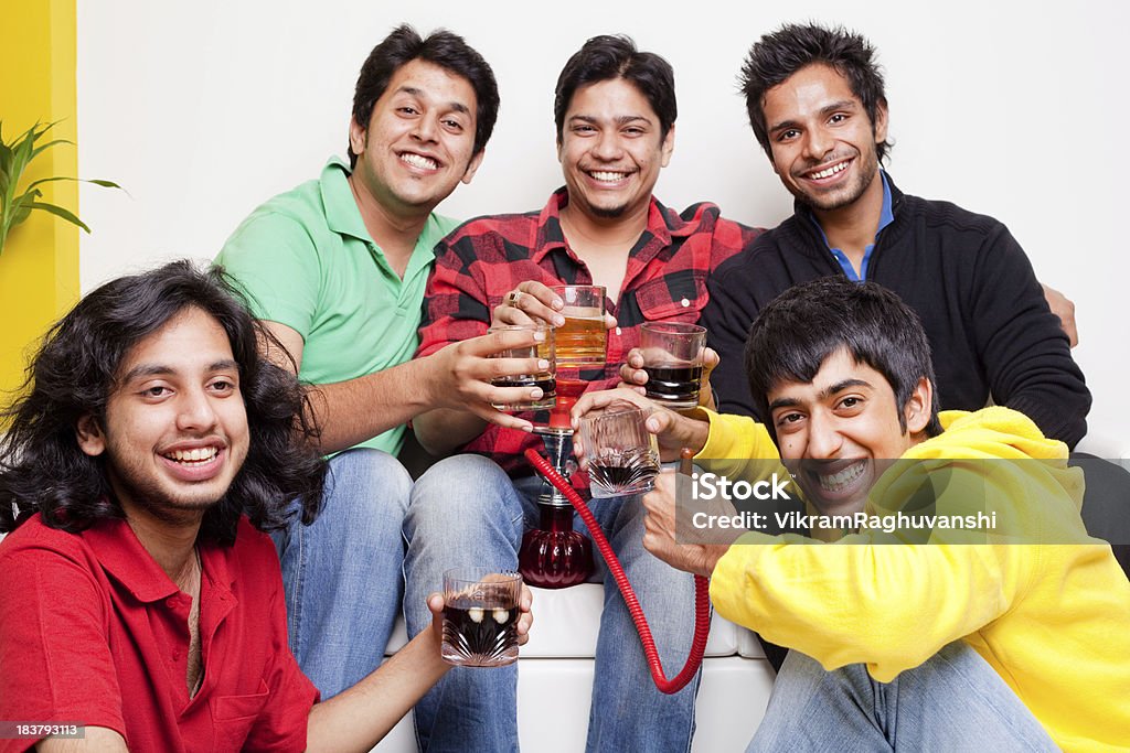 Saludos-grupo de cinco jóvenes amigos indios Alegre - Foto de stock de India libre de derechos