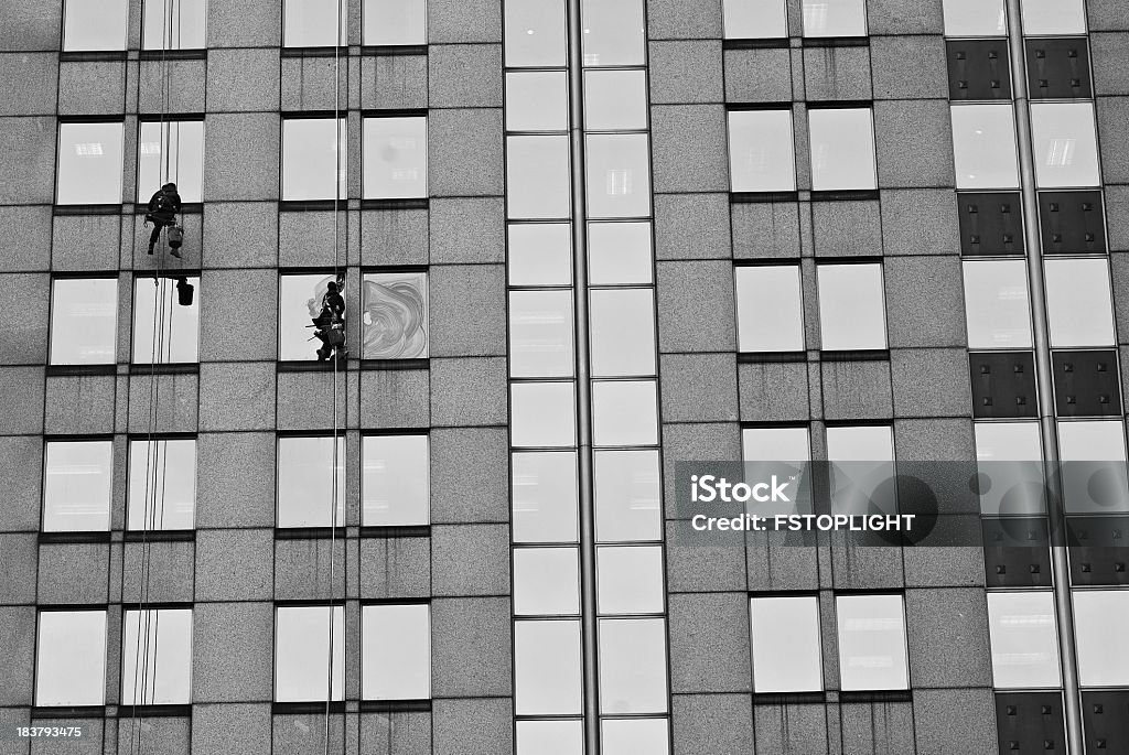 Arbeitnehmer, die Reinigung der Fenster des Gebäudes - Lizenzfrei Abstrakt Stock-Foto