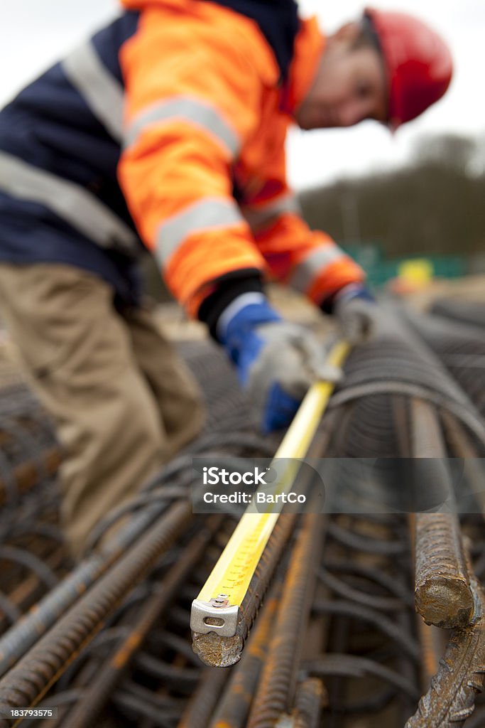 Trabajador Manual ocupados con construcción de carretera. La construcción de un puente. - Foto de stock de Accesorio de cabeza libre de derechos