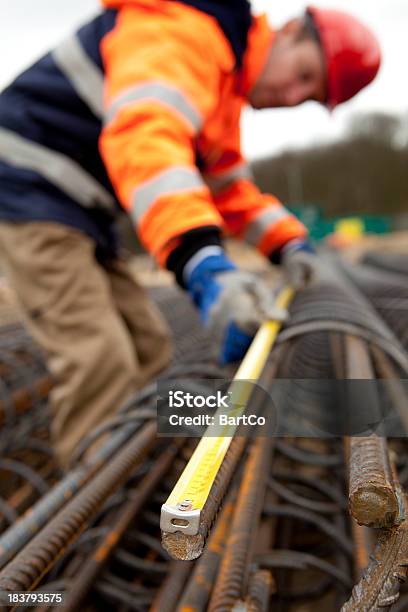 Photo libre de droit de Travailleur Manuel Longue De Travaux De Voirie Construction Dun Pont banque d'images et plus d'images libres de droit de Casque