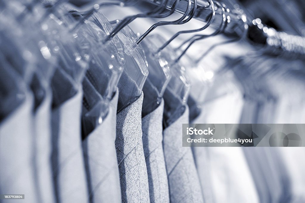 Tailleur formale con vestiti rail - Foto stock royalty-free di Blu