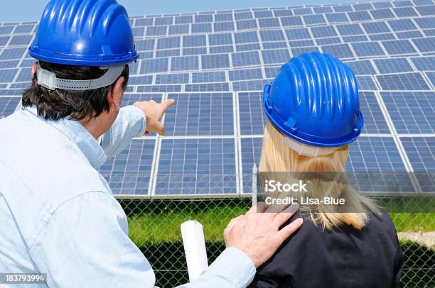 Двух Инженеров Планирования В Солнечная Электростанция — стоковые фотографии и другие картинки 30-39 лет