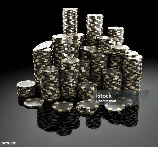 Pilhas De Fichas De Poker Royal - Fotografias de stock e mais imagens de Ficha de Apostas - Ficha de Apostas, Dourado - Cores, Ouro - Metal