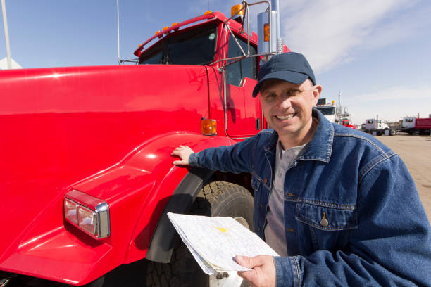 joyeux conducteur - semi truck truck red truck driver photos et images de collection