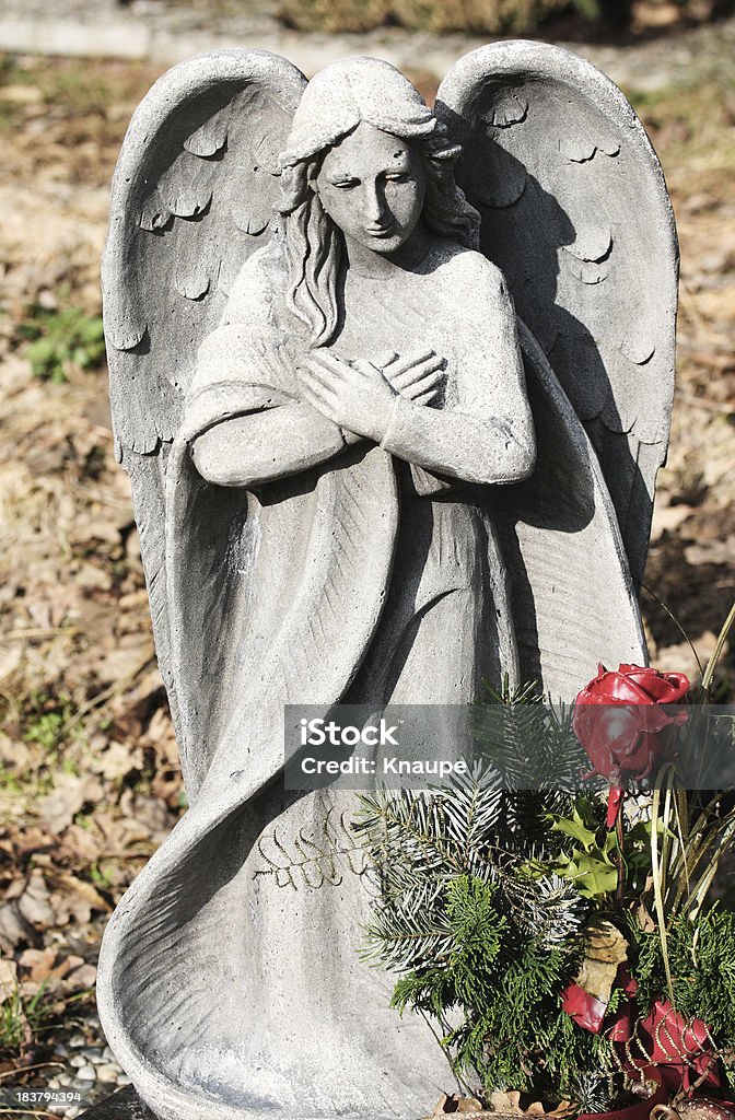 Antigua estatua del ángel en grave con decoración - Foto de stock de Aire libre libre de derechos