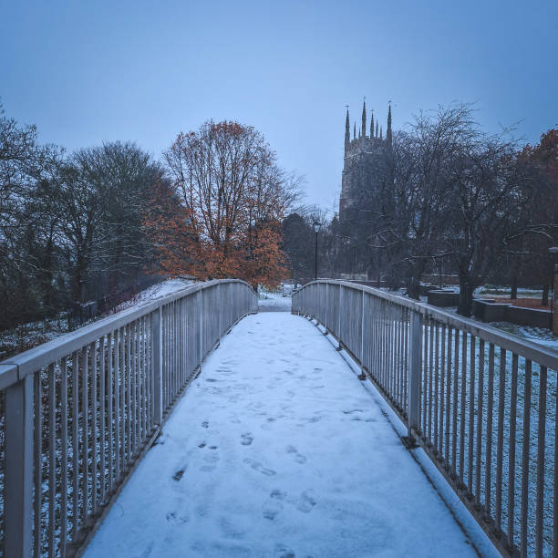 primeira neve, inglaterra burton em trent, park staphenhill - st peters square - fotografias e filmes do acervo