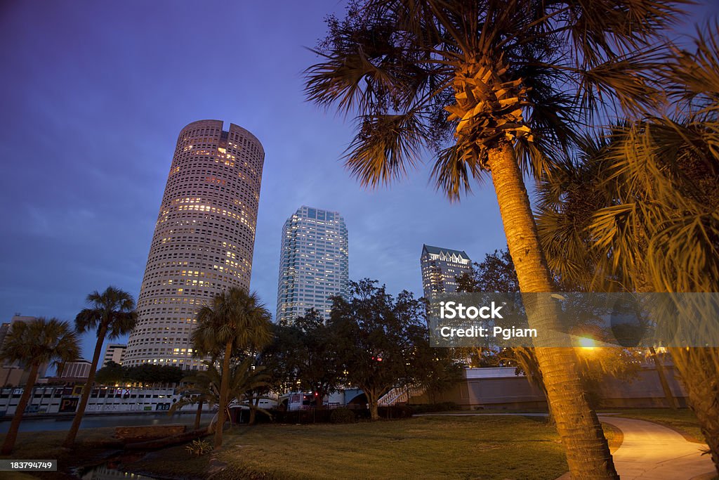 Tramonto sullo skyline di Tampa, Florida, Stati Uniti - Foto stock royalty-free di Centro della città