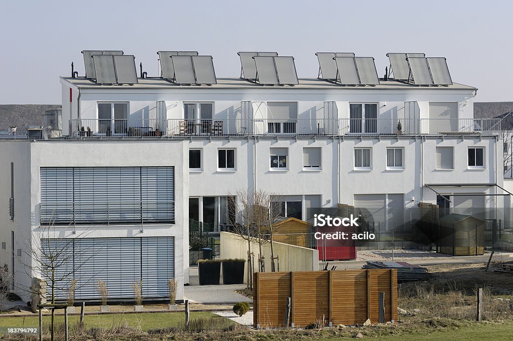 Solar thermal-Sammler auf neue Reihenhäuser - Lizenzfrei Hausgarten Stock-Foto