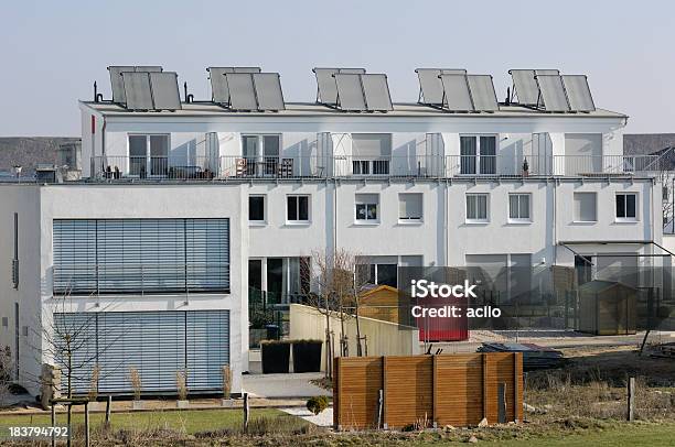 Solar Thermalsammler Auf Neue Reihenhäuser Stockfoto und mehr Bilder von Hausgarten - Hausgarten, Modern, Reihenhaus