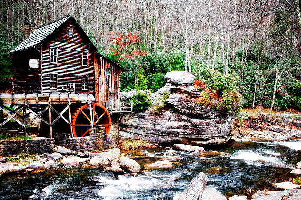 glade creek grist mill, la vieille ville, du parc d'état de babcock, en virginie-occidentale - autumn watermill glade creek waterfall photos et images de collection