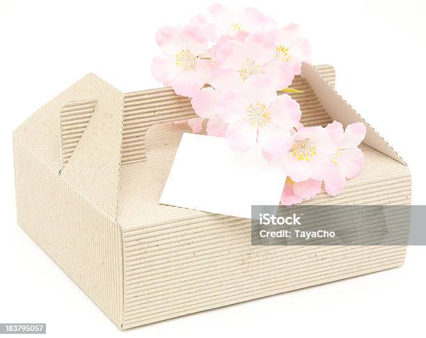 Pasta Primavera Caja Con Mensaje Tarjeta En Blanco Aislado Foto de stock y más banco de imágenes de Caja
