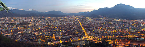Grenoble di notte - foto stock