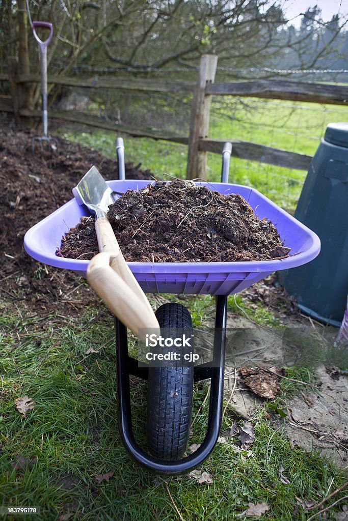 Bio-Garten Kompost in Schubkarre Lila - Lizenzfrei Erdreich Stock-Foto