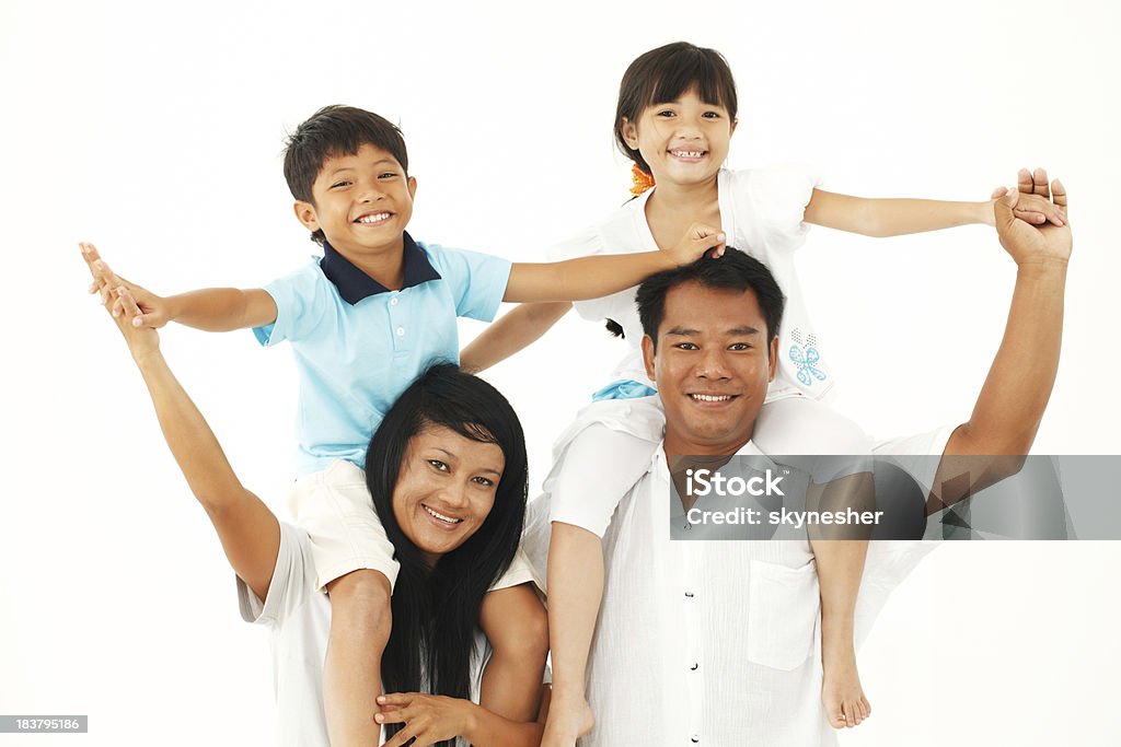 Los padres con sus hijos en hombros. - Foto de stock de A caballo libre de derechos