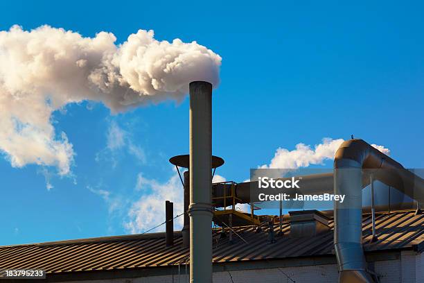 Fábrica Smokestack Billowing Sujo Poluentes Para A Atmosfera Céu Azul - Fotografias de stock e mais imagens de Azul