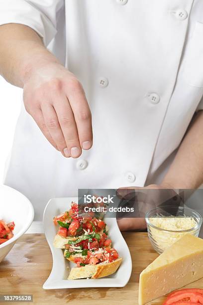 Foto de Chef Adicionar Queijo E Prato De Brusqueta e mais fotos de stock de Parmesão - Parmesão, Acabando, Adulto