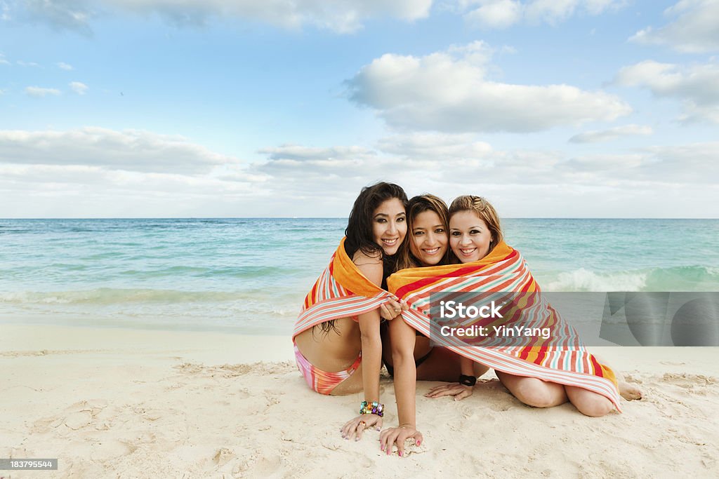 Giovani donne latinoamericane avvolto in telo da spiaggia, Riviera Maya, Messico - Foto stock royalty-free di Spiaggia