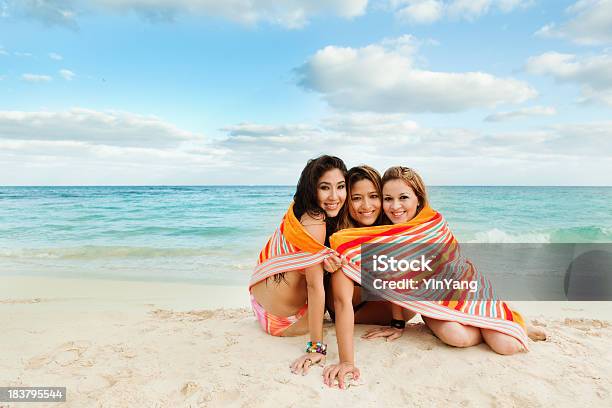 Giovani Donne Latinoamericane Avvolto In Telo Da Spiaggia Riviera Maya Messico - Fotografie stock e altre immagini di Spiaggia
